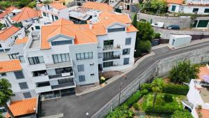 una vista aérea de una ciudad con edificios en Hillside Haven: Elegant Modern 2 BR Condo w/ Pool, en Funchal