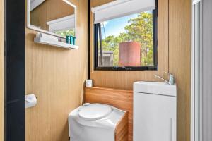 uma pequena casa de banho com um WC e uma janela em Cloud Valley Estate Cumulus em Wirrimbi