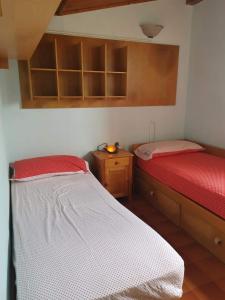 ein Schlafzimmer mit 2 Betten und einem Nachttisch mit Bettröcken in der Unterkunft Appartamento vista mare Lido Scacchi in Lido di Scacchi