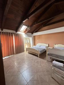 1 dormitorio con 2 camas y ventana grande en Kultura Hostel en Shkodër