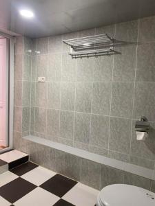 uma casa de banho com um WC e uma parede em azulejo em Tsivi Tba em Tskaltubo