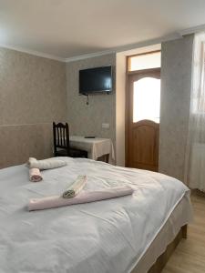 1 dormitorio con 1 cama con 2 toallas en Tsivi Tba, en Tskaltubo