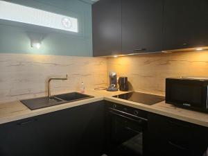 A kitchen or kitchenette at Le cosy duplex centre