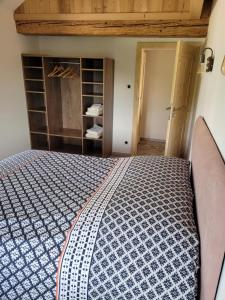 1 dormitorio con 1 cama en una habitación en Gîte Chez Les Perrin, en Tendon