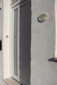een bord op een muur naast een deur bij Casa Mazzini in Termoli