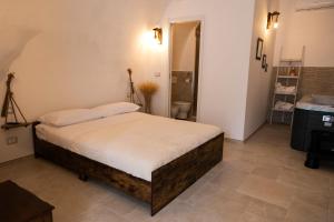 een slaapkamer met een bed en een badkamer bij The Loft Luxury Room Suite con minipiscina in Adelfia