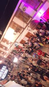 een grote menigte mensen die in een kamer zitten bij Kultura Hostel in Shkodër