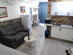 een woonkamer met een bank en een keuken bij Relax Park 1 in Las Palmas de Gran Canaria