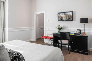 A bed or beds in a room at Emperador