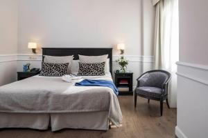 A bed or beds in a room at Emperador