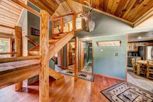 een houten huis met een wenteltrap en een woonkamer bij Longs Peak Cabin - Monthly Long-Term Vacation Rental 30 Days -- Estes Park cabin in Allenspark