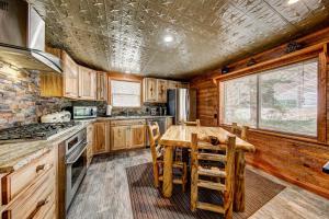 een keuken met houten kasten en een houten tafel bij Longs Peak Cabin - Monthly Long-Term Vacation Rental 30 Days -- Estes Park cabin in Allenspark