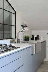 uma cozinha branca com um lavatório e um fogão em ROOFTOP A casa di Tatta - apartments by the sea em Francavilla al Mare