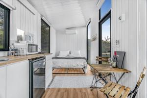 een keuken en een woonkamer met een bed en een tafel bij Montara Views 2 in Ararat