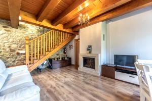 sala de estar con escalera y chimenea en 43A Nature with parking by Aston Rentals, en Otañes