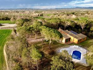 einen Blick über ein Haus mit Pool in der Unterkunft Finca els pins in Llagostera