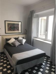 Schlafzimmer mit einem Bett und einem Fenster in der Unterkunft Monolocale in Centro storico in Cagliari