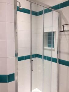 eine Dusche mit Glastür im Bad in der Unterkunft Monolocale in Centro storico in Cagliari