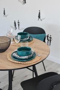 uma mesa com pratos e copos de vinho em ROOFTOP A casa di Tatta - apartments by the sea em Francavilla al Mare