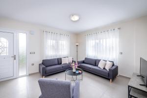 uma sala de estar com dois sofás azuis e uma mesa em Nimarevi Apartment em Soroni