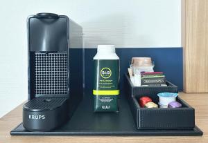 B&B HOTEL Annecy Cran-Gevrier的咖啡和沏茶工具