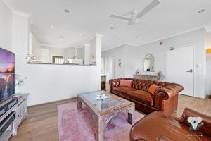 KozyGuru Cronulla 1 Bed Apt next to Beach的休息区