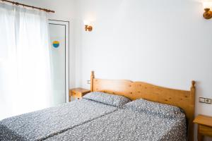a bedroom with a bed and a large window at Apartchalet villas Elvira. Villa E in Son Carrio
