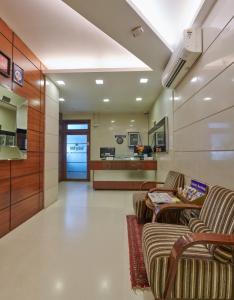 um átrio com sofás e uma mesa e uma cozinha em Bentley Hotel, Marine Drive em Mumbai
