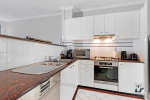 KozyGuru Cronulla 1 Bed Apt next to Beach的厨房或小厨房