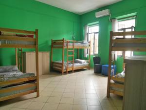 Palanda nebo palandy na pokoji v ubytování Kultura Hostel