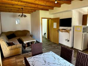 A television and/or entertainment centre at Holiday home Krajina I