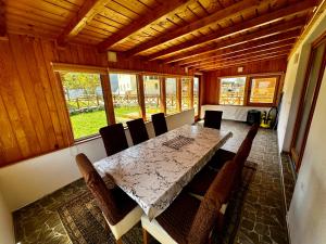 jadalnia ze stołem i krzesłami w obiekcie Holiday home Krajina I w mieście Vlašić