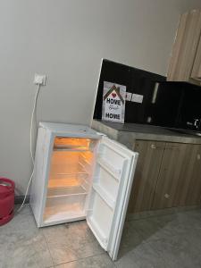- un réfrigérateur avec une porte ouverte dans la cuisine dans l'établissement Lulu’s staycations Tsavo, à Nairobi