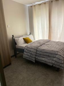 um quarto com uma cama e uma janela em Lulu’s staycations Tsavo em Nairobi