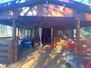 Holzhütte mit großer offener Veranda in der Unterkunft Mon Chalet dans les bois in Villard-Saint-Sauveur