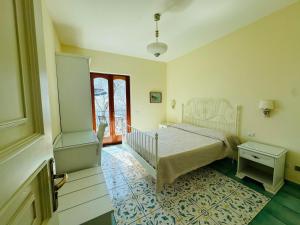 1 dormitorio con cama y ventana en Groove'n'Grove, en SantʼAgata sui Due Golfi