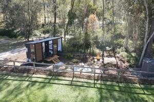 una vista aérea de una casa pequeña en un jardín en Silveroak Lodge Tiny House 