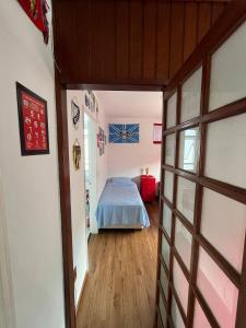 een slaapkamer met een bed in een kamer bij Studio Grenal - JK Bem Localizado in Porto Alegre