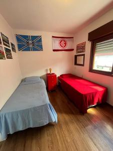 een slaapkamer met 2 bedden in een kamer met een raam bij Studio Grenal - JK Bem Localizado in Porto Alegre