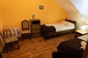 Libochovice的住宿－Hotel U Beránků，一间卧室配有两张床和一张桌子及椅子