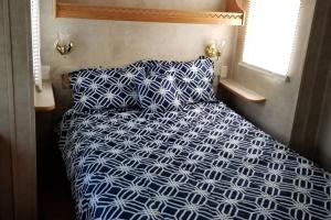 Imagen de la galería de Crystal Camper 2 Bedroom Large RV w/Wooded Trail, en Benzonia