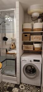 a washer and dryer in a laundry room at Le cocon lyonnais in Lyon