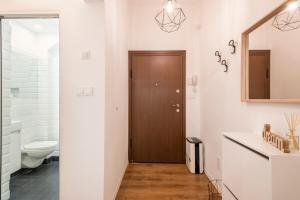 une salle de bain avec toilettes, lavabo et miroir dans l'établissement Top Centre 1 Bedroom Apt next to Vitosha Blvd., à Sofia 35 autres photos