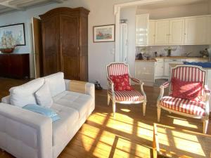 - un salon avec un canapé et deux chaises dans l'établissement Appartement Perros-Guirec, 7 pièces, 8 personnes - FR-1-542-63, à Perros-Guirec