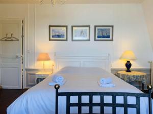 - une chambre avec un grand lit et 2 serviettes dans l'établissement Appartement Perros-Guirec, 7 pièces, 8 personnes - FR-1-542-63, à Perros-Guirec
