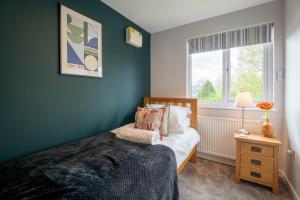 SalfordsにあるPark View- 2 bed apartment close to East Surrey Hospitalのベッドと窓のある寝室