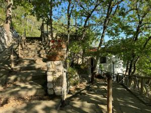 un conjunto de escaleras que conducen a una casa con árboles en Groove'n'Grove, en SantʼAgata sui Due Golfi