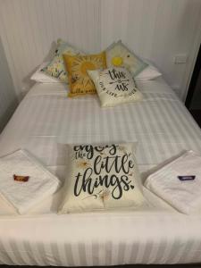 Una cama con una almohada que dice el uso de cosas finitas en Tiny House Elevation 156, en Amamoor