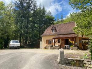 a car parked in front of a house at Chez Claire in Brengues