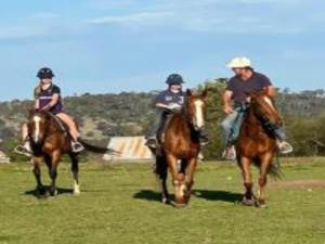 dos personas montando a caballo en un campo en Toowoomba Valley Views, en Gowrie Little Plain